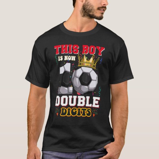 この男の子は今サッカーの日十両だ Tシャツ (正面)