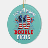 この男の子は今7月4日の10倍の数字だ セラミックオーナメント (左)