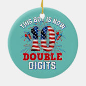 この男の子は今7月4日の10倍の数字だ セラミックオーナメント (裏面)