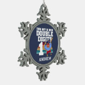 この男の子は今、2桁のおもしろい10誕生日 スノーフレークピューターオーナメント (左)