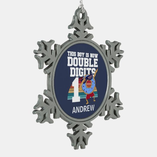 この男の子は今、2桁のおもしろい10誕生日 スノーフレークピューターオーナメント (左)