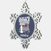 この男の子は今、2桁のおもしろい10誕生日 スノーフレークピューターオーナメント (右)