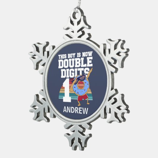 この男の子は今、2桁のおもしろい10誕生日 スノーフレークピューターオーナメント (右)