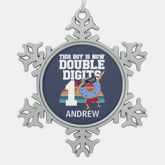 この男の子は今、2桁のおもしろい10誕生日 スノーフレークピューターオーナメント (正面)
