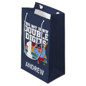 この男の子は今、2桁のおもしろい10誕生日 スモールペーパーバッグ (正面アングル)