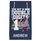 この男の子は今、2桁のおもしろい10誕生日 スモールペーパーバッグ (正面)