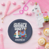 この男の子は今、2桁のおもしろい10誕生日 ペーパープレート (パーティー)
