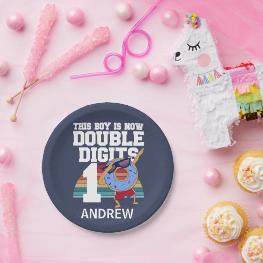 この男の子は今、2桁のおもしろい10誕生日 ペーパープレート (パーティー)