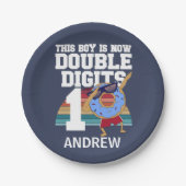 この男の子は今、2桁のおもしろい10誕生日 ペーパープレート (正面)