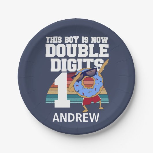 この男の子は今、2桁のおもしろい10誕生日 ペーパープレート (正面)