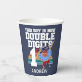 この男の子は今、2桁のおもしろい10誕生日 紙コップ (正面)