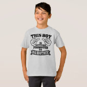 この男の子は兄に昇進しつつある Tシャツ (正面フル)