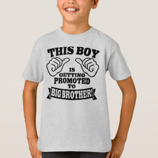 この男の子は兄に昇進しつつある Tシャツ