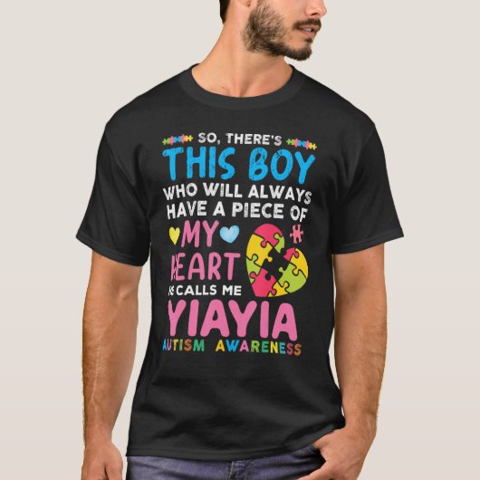 この男の子は私をYiayia Autism Awareneと呼ぶ Tシャツ (正面)