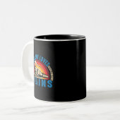 この男の子は鉄道機関車の蒸気トラを愛している ツートーンマグカップ (正面左)