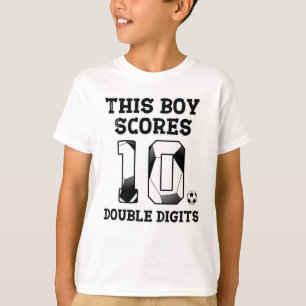 この男の子は10のダブルデジットを獲得する – サッカー10th bir tシャツ