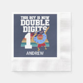 この男の子は2桁おもしろい10誕生日 縁ありカクテルナプキン (正面)