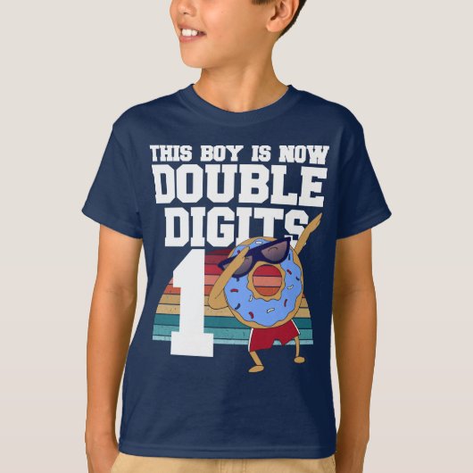この男の子は2桁おもしろい10誕生日 Tシャツ (正面)