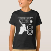 この男の子は8を打つ – 野球8歳の誕生日 Tシャツ (正面)