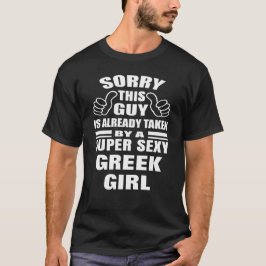 この男はセクシーなギリシャの女の子に連れて行かれて申し訳ない Tシャツ
