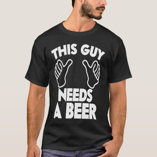 この男はビールが必要だ Tシャツ (正面)