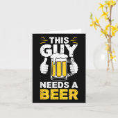この男はビールのシャツを飲んでおもしろいいる カード (黄色い花)