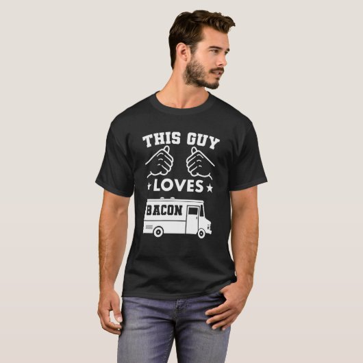 この男はベーコントラックが大好き おもしろTシャツ Tシャツ (正面フル)