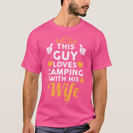 この男は妻のキャンプが大好おもしろいき Tシャツ (正面)