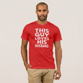この男は彼の夫のシャツを愛しているおもしろい- Tシャツ (正面フル)