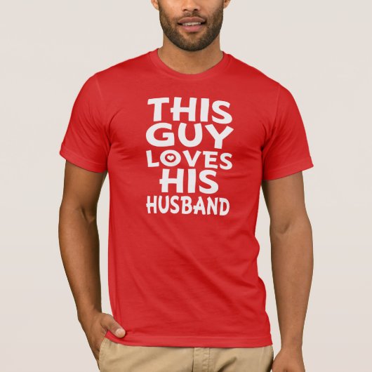 この男は彼の夫のシャツを愛しているおもしろい- Tシャツ (正面)