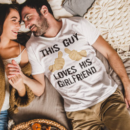この男は彼女を愛している Tシャツ