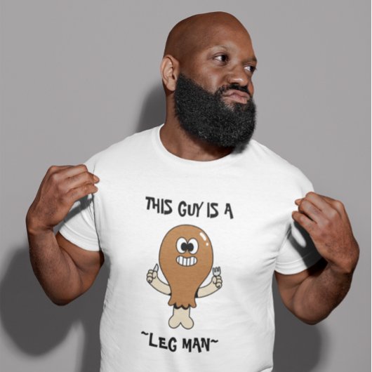 「この男は脚フェチ」サンクスギビングユーモア Tシャツ