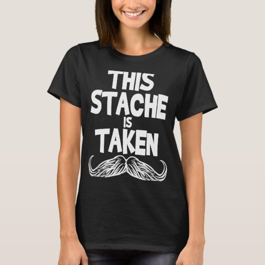 この痛みは彼のためにバレンタインの口髭と取られている Tシャツ (正面)