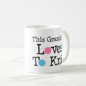 この祖母は編むことを愛します コーヒーマグカップ (正面右)