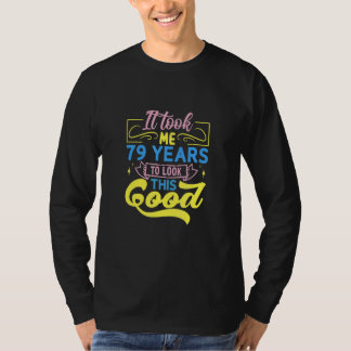この素晴らしい顔になるまで79年かかりました Tシャツ
