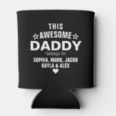 この素晴らしパパは子供の名前ブラック 缶クーラー (裏面)