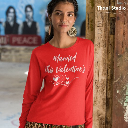 この結婚したバレンタインのハートモダンタイポグラフィ Tシャツ