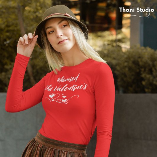 この結婚したバレンタインのハートモダンタイポグラフィ Tシャツ