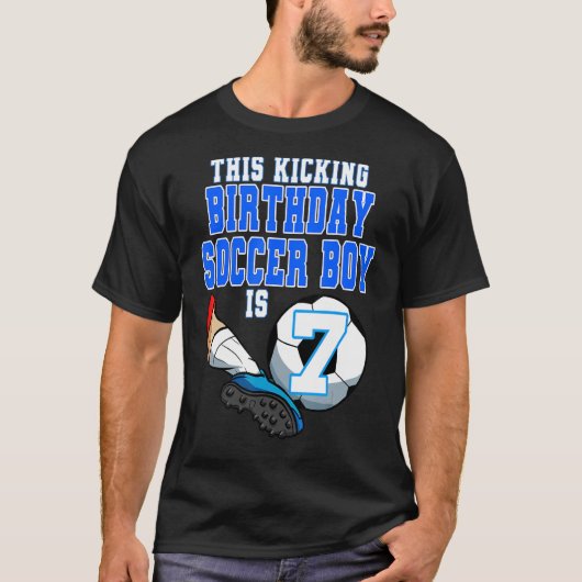 この誕生日サッカー少年は7サッカーテーマの誕生日だ Tシャツ (正面)