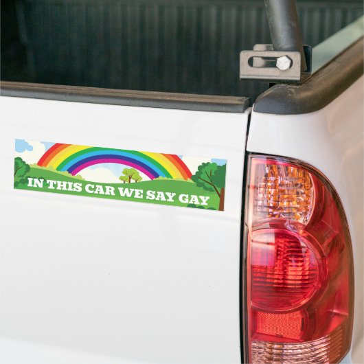 この車で私たちはゲイプライド月かわいい虹と言う バンパーステッカー (トラック上)
