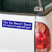 この車は速くない バンパーステッカー (トラック上)