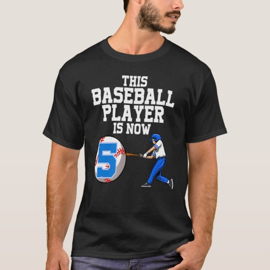 この野球選手は今や5人の少年野球の誕生日だ Tシャツ (正面)