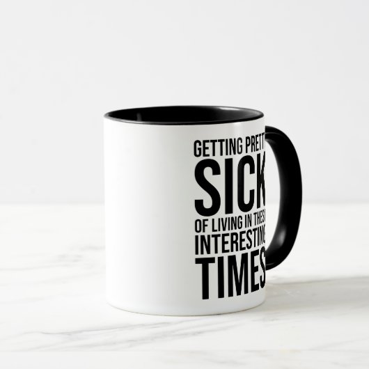 この面白い時代に生きるのにうんざりしている マグカップ (正面右)