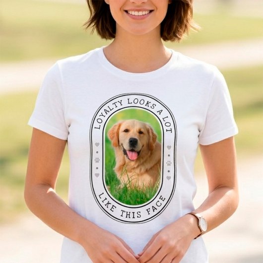 この顔が忠誠心ってやつですわんちゃんの写真 Tシャツ