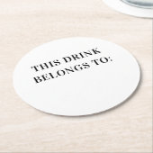 この飲み物は飲み物だ。白黒シンプル結婚の ラウンドペーパーコースター (アングル)