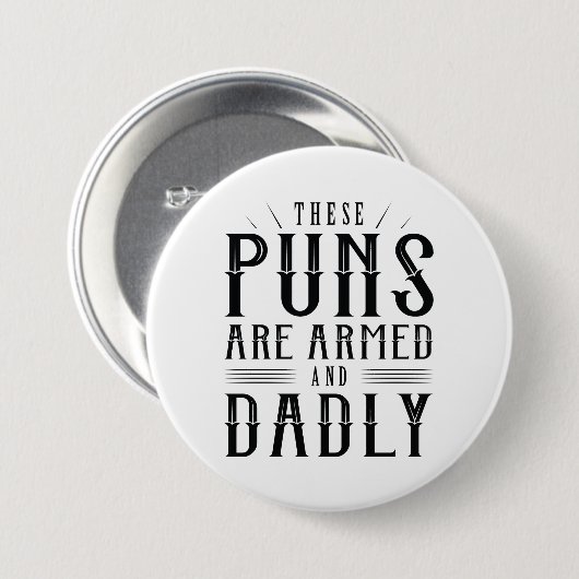 この駄洒落は武器を持っていてダッドだ 缶バッジ (正面&裏面)