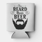 この髭は彼におもしろいビールの贈り物が必要だ 缶クーラー (正面)