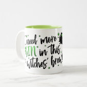 この魔女のビールにもっとジンが必要だ! ツートーンマグカップ (正面左)