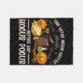 この魔女はコショウの前にコーヒーが必要だ フリースブランケット (正面(横))