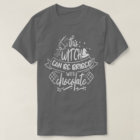 この魔女はチョコレートで満たすことができる Tシャツ (デザイン正面)